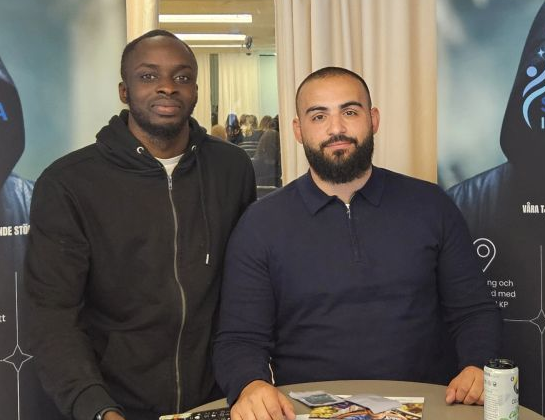 Sitapha Ndure och Kacem Zaafraani på det uppladdade gruppfotot